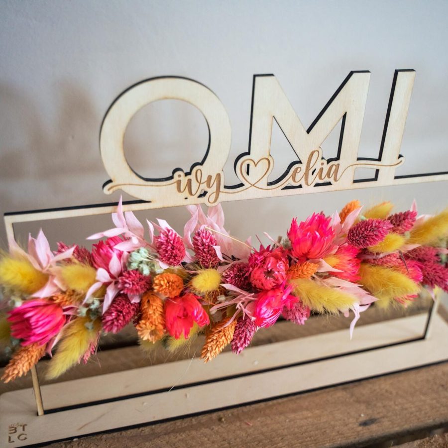 moederdagcadeau origineel houten naam droogbloemen kinderen gegraveerd
