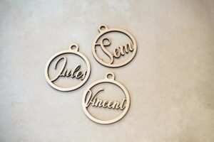 Houten kerstbal met naam