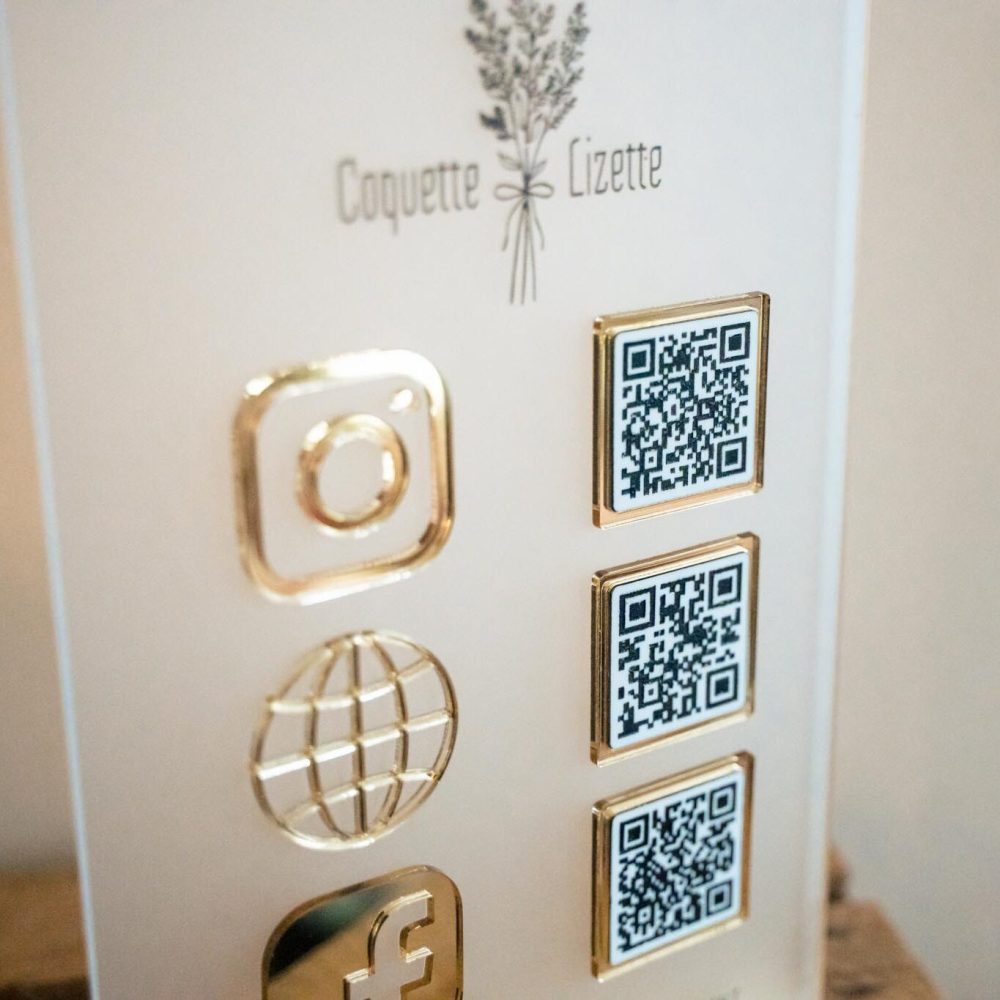 20230508 - BTLC - Social media sign met QR codes-4 Social media sign qr code business plexi acryl review
