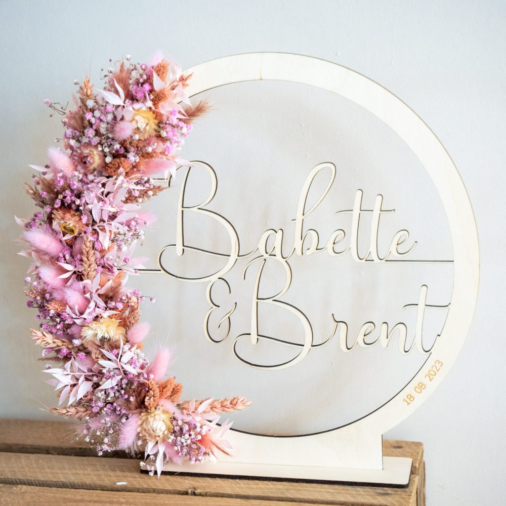 Gepersonaliseerd houten naamcirkel met droogbloemen huwelijkscadeau