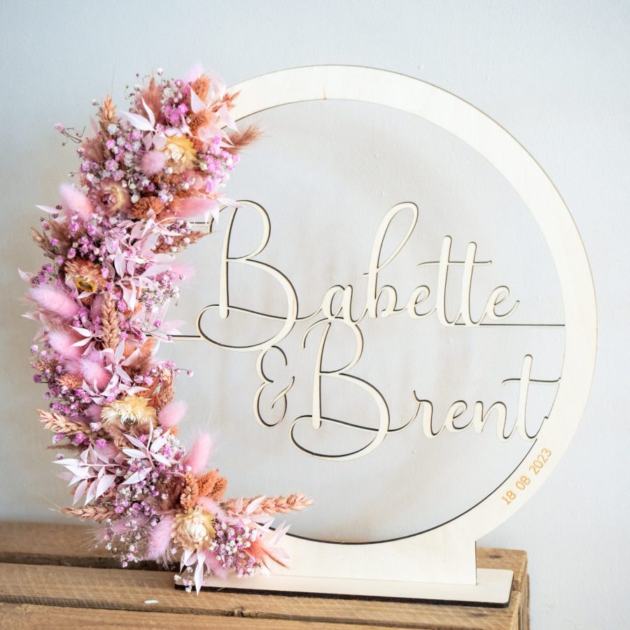 Gepersonaliseerd houten naamcirkel met droogbloemen huwelijkscadeau