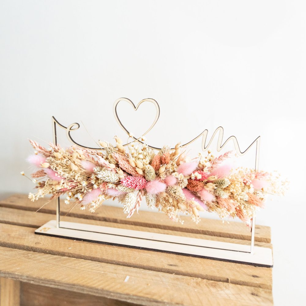 Gepersonaliseerd houten naam op voetje met droogbloemen huwelijkscadeau