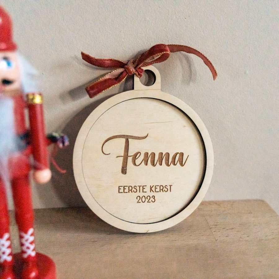 Kerstbal hout eerste kerst