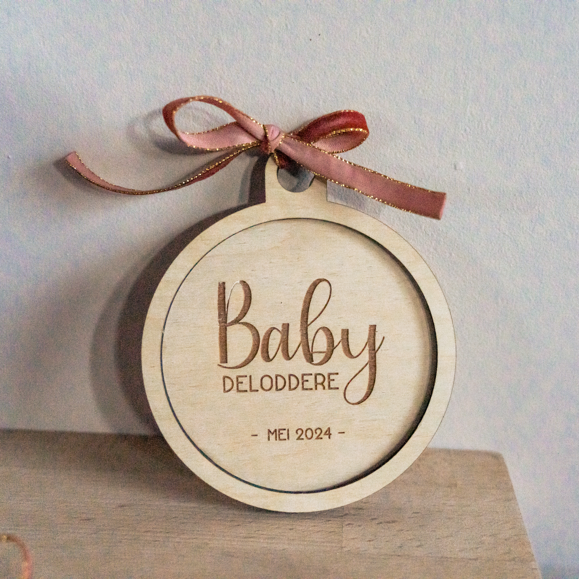 Kerstbal hout zwangerschapsaankondiging baby