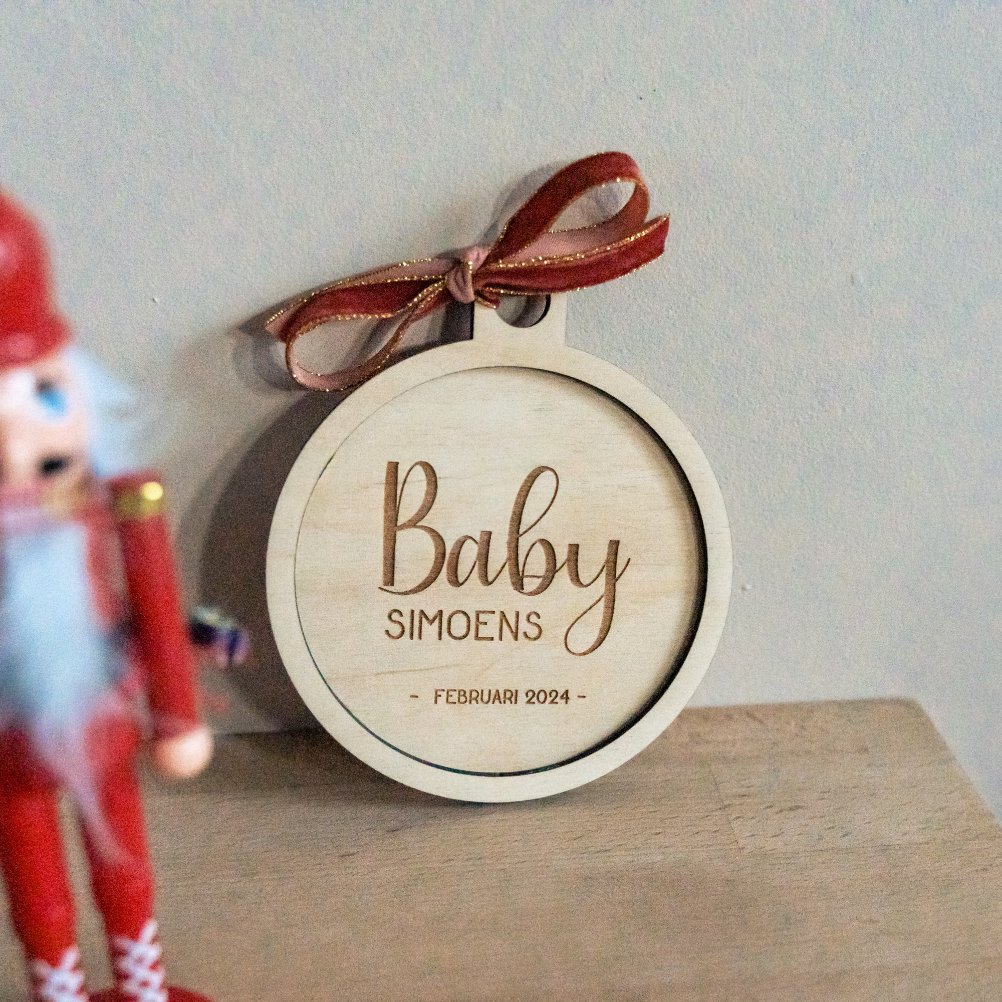 Kerstbal hout zwangerschapsaankondiging baby