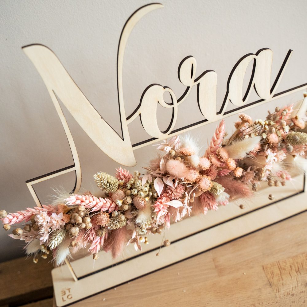 Naam op voetje met droogbloemen