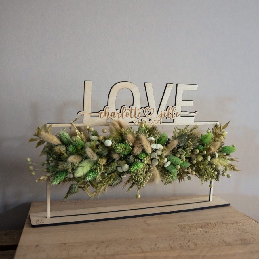 Houten naam op voetje met droogbloemen - met gegraveerde namen (eigen gekozen tekst) - Afbeelding 1
